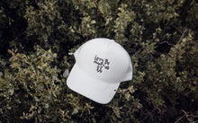 “let’s be happy” trucker cap white / white