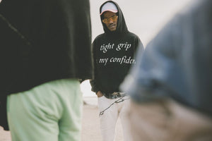 “let’s be happy” trucker cap pink / white